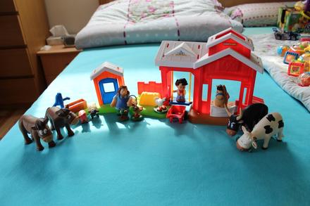 Fisher price little people stajňa + iné zvieratká, 