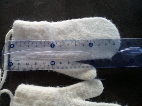 Biele rukavicky so snurkou, 74