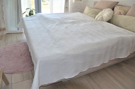 Prešívaný biely prehoz,