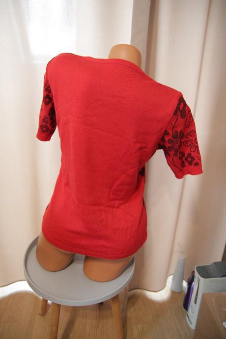 Červený pletený top s kvetmi, m/l, m