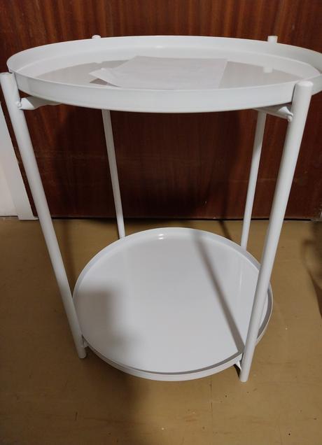 Biely kovový stolík,