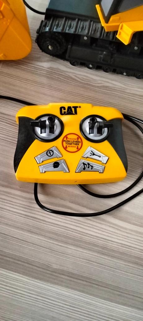 Cat pasovy bager na ovladanie,