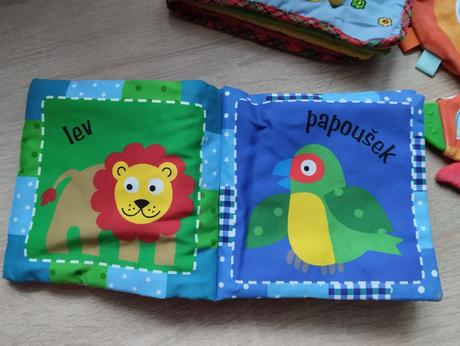2x látkova knižka + hračka, 