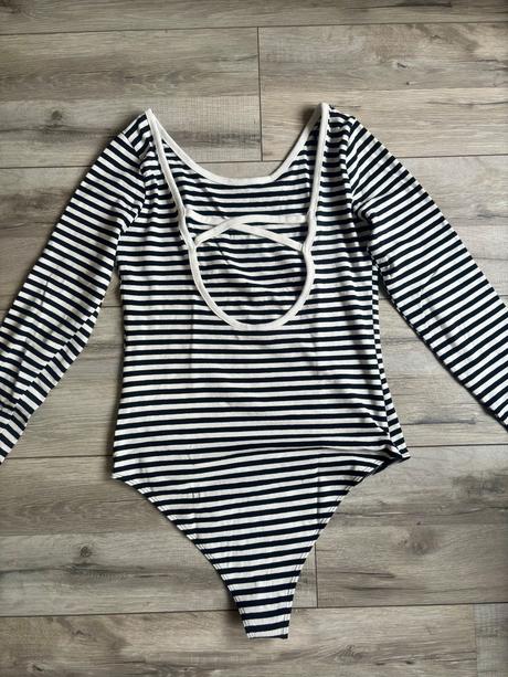 Pruhované body s hlbokým výstrihom vzadu., h&m,s