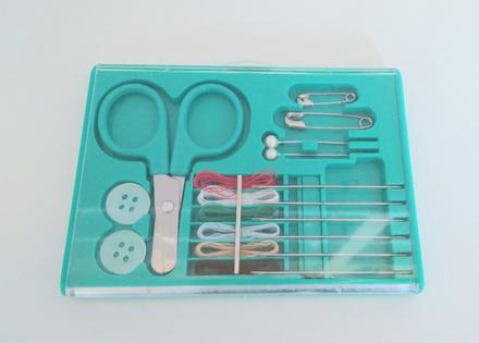 Sada cestovná na šitie nožnice ihla niť gombík, 