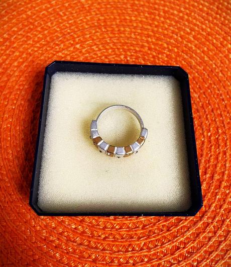 Dvojfarebný prsteň, 