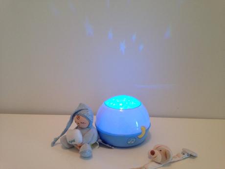 Chicco lampička hrajúca nočnú oblohu+clip nattou,