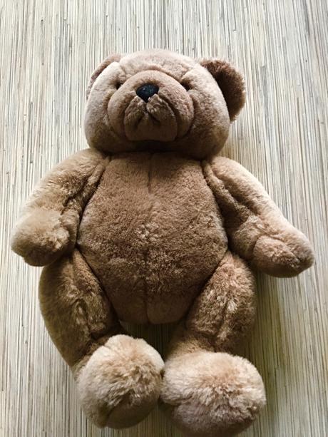 Krasny plyšový maco, 