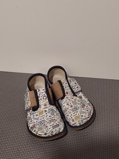 Papuce pegres, pegres,<17