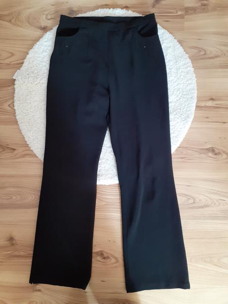 Nohavice s vysivkou, l