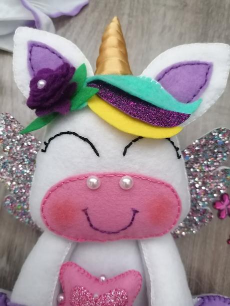 Rucne šitý jednorožec, 