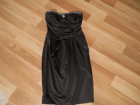 Čierne šaty s kamienkami, s