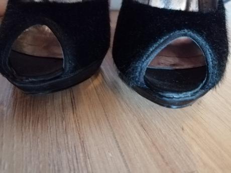 Čierne lodičky, 35