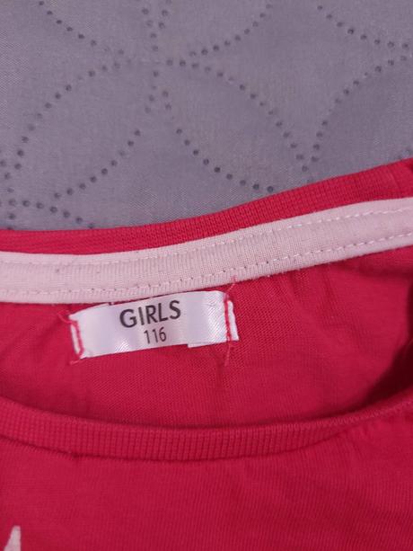 Vianocne tricko so sobom a darcekmi, 116