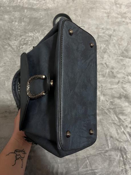 Tmavomodrá kabelka, 