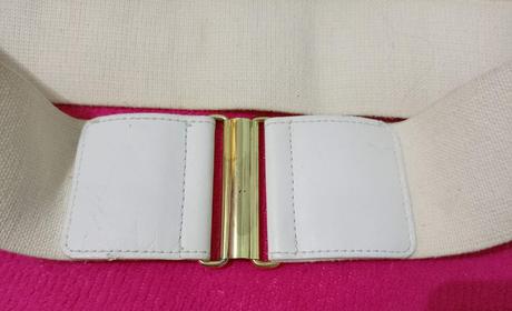 Biely gumový opasok,