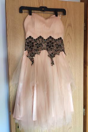 Krátke spoločenské rúžové šaty bez ramienok, s