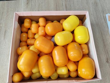 Prázdne obaly s kinder,