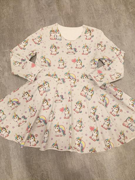Točiace šaty s jednorožcami na sivom podklade, 104