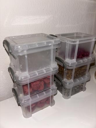 6 ks plastových nádob na drobnosti,