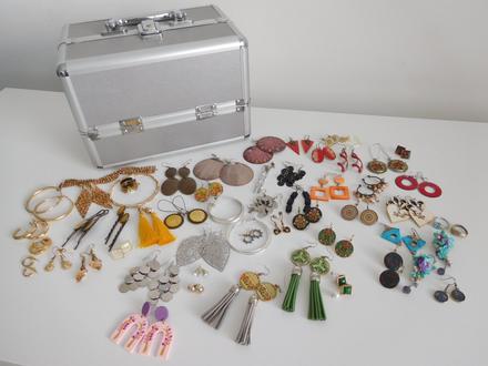 Bižutéria-náušnice, kufrík,, 