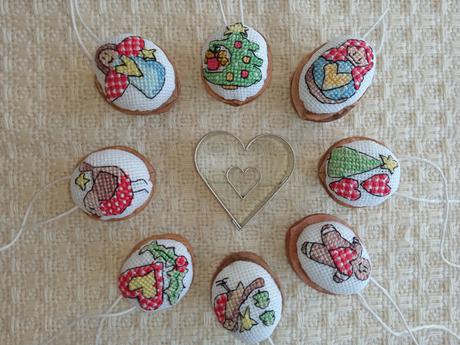 Vyšívané vianočné oriešky,