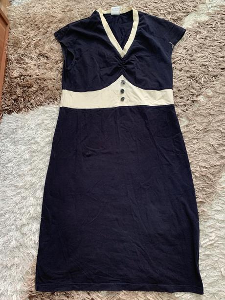 Tmavomodré saty, 38