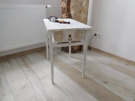 Stolík príručný drevený,, 