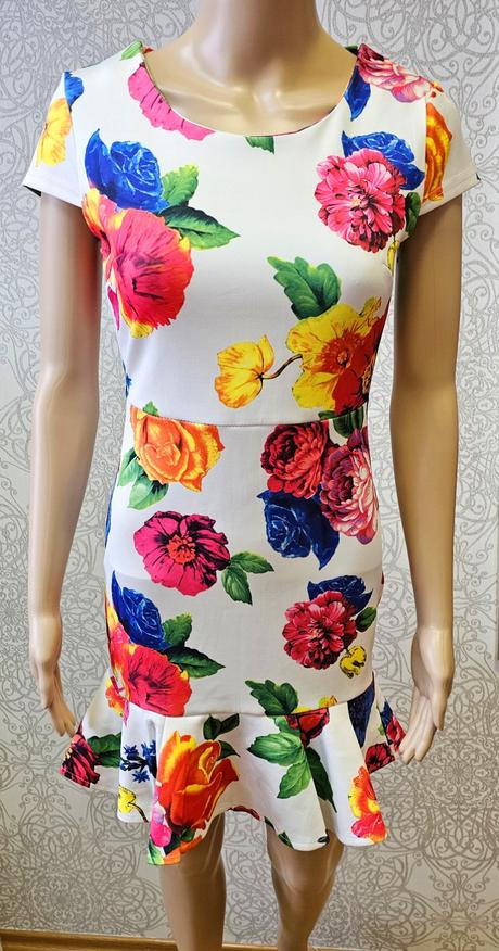 Kvetované šaty s volánom, s