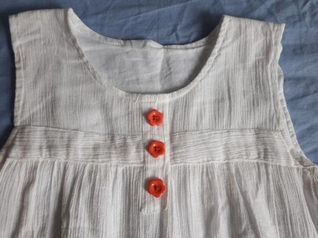 Biele saty s výsivanými kvietkami, 128