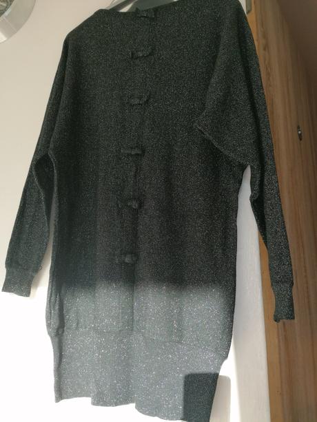 Trblietavý sveter s mašličkami na chrbte, m