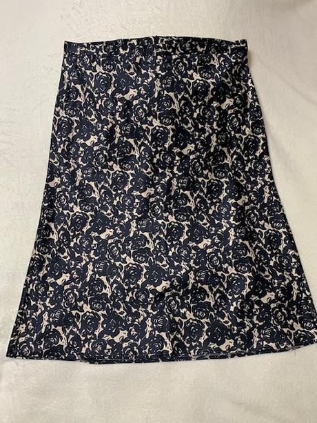 Tenká hodvábna sukňa so vzorom ruží zn. benetton, benetton,38