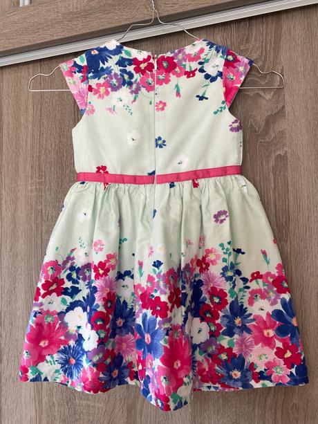 Roztomilé šaty, 98