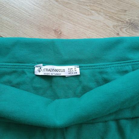 2x topy s odhalenými ramenami, stradivarius,m