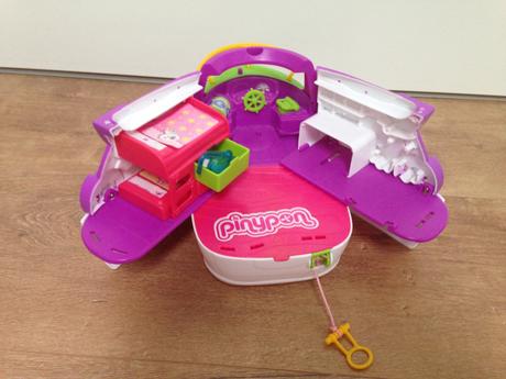 Bábiky piny pon famosa a loď,