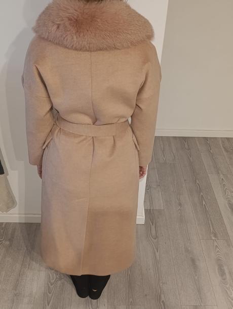 Kabát krásnej pudrovej farby, s