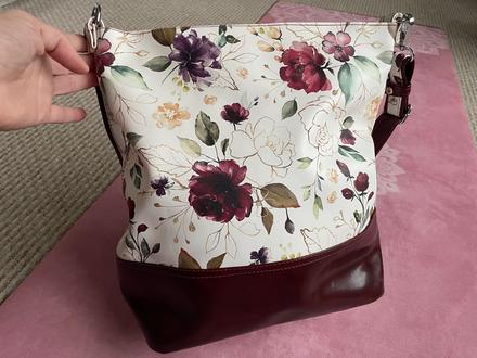 Kvetovaná kabelka, 