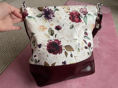 Kvetovaná kabelka, 