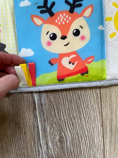 Kontrastna knižka na hranie lesní kamaráti,