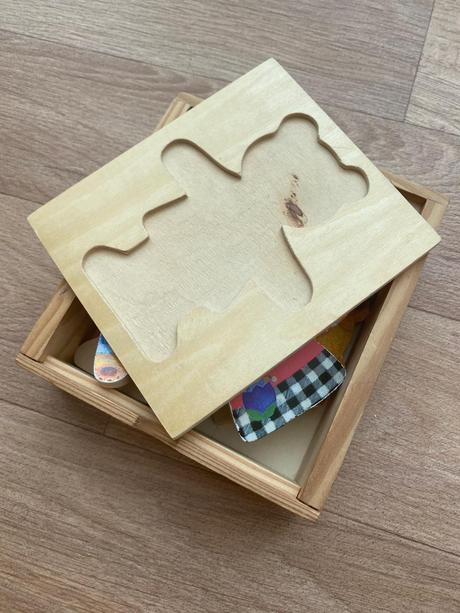 Drevená vkladačka macko - obliekanie,