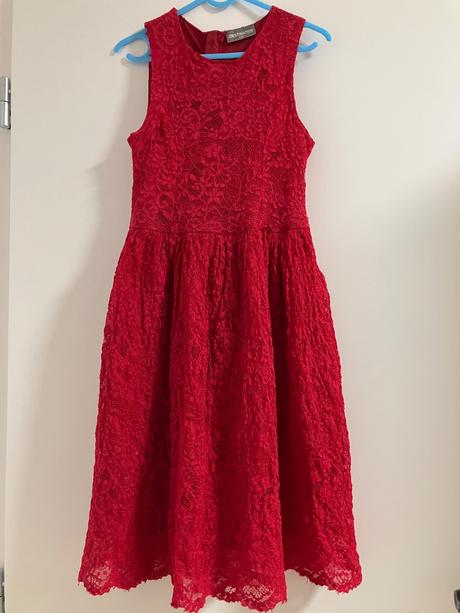 Krajkové šaty, 146