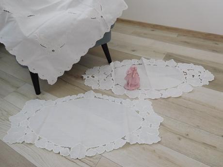 Obrus biely vyšívaný na stroji/menšie ručne vyšité,