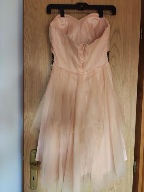 Krátke spoločenské rúžové šaty bez ramienok, s