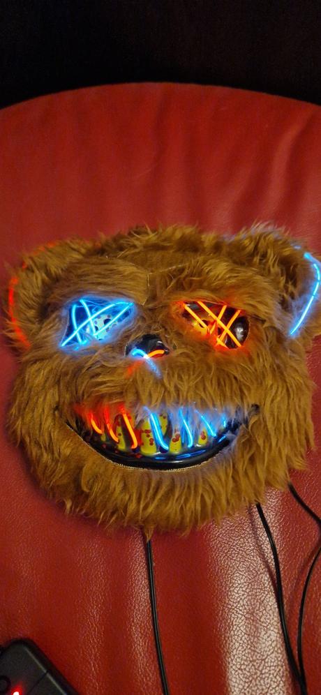 Medveď maska svietiaca, 