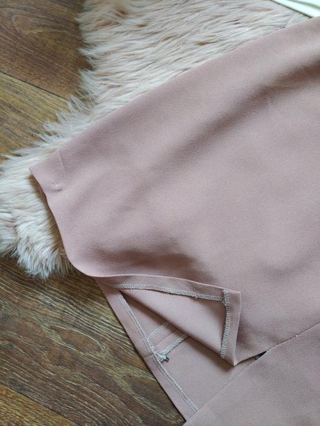 Krátka bledo-ružová sukňa, 38