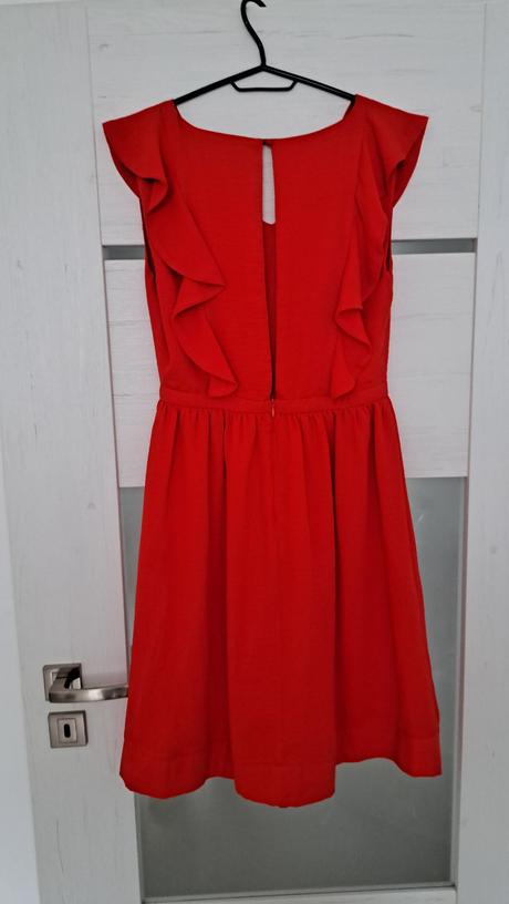 Červené šaty, 36