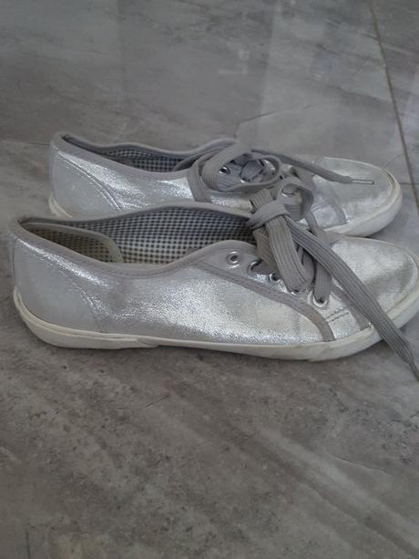 Strieborné tenisky, 37