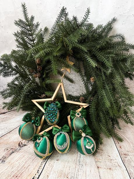 Vianočné smaragdové ozdoby,