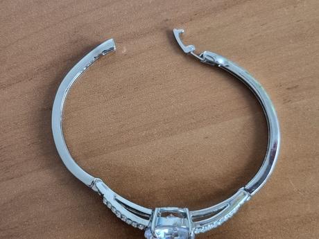 Pevný náramok s veľkým kameňom, 