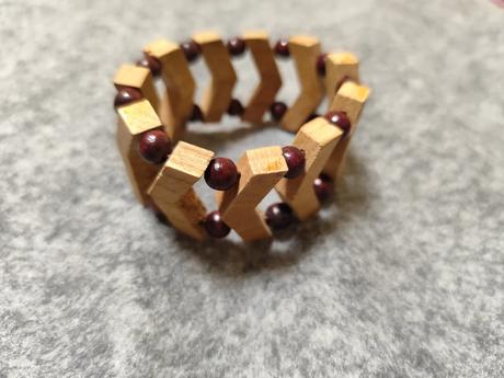 Dreveny naramok na gumickach, hnedy s gulickami, 